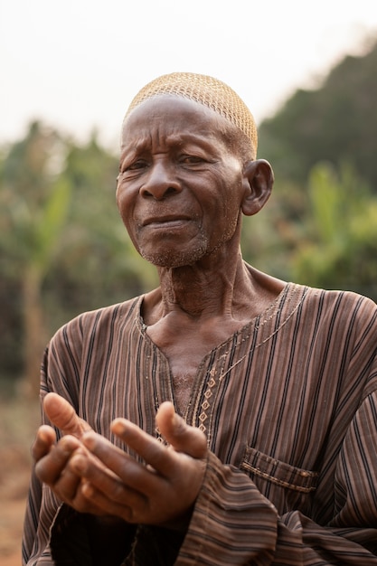 Retrato exterior do velho africano de tiro médio