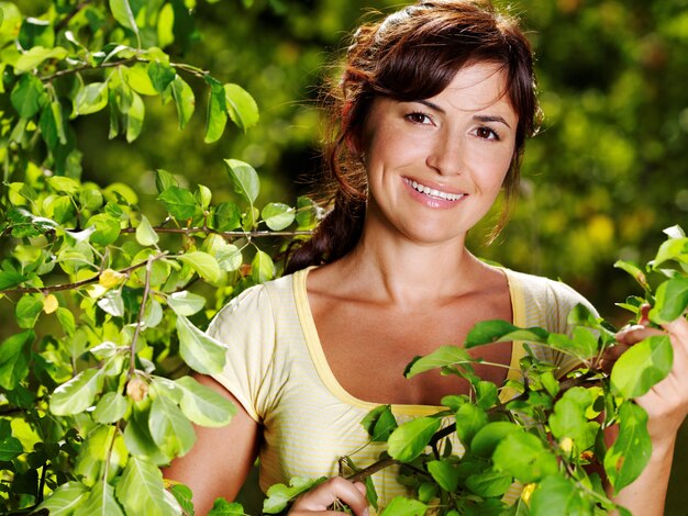 Retrato feliz de mulher bonita na natureza