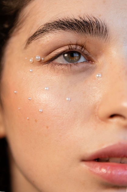 Foto grátis retrato feminino com maquiagem de pérolas