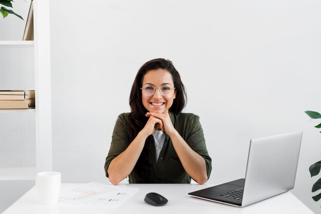 Retrato feminino no escritório