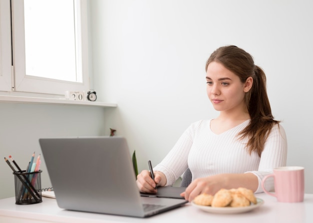 Foto grátis retrato freelance mulher trabalhando em casa