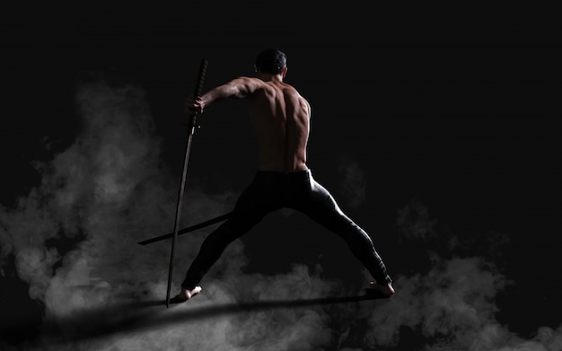Retrato humano, de, um, bonito, muscular, antigo guerreiro, com, um, espada, com, caminho cortante