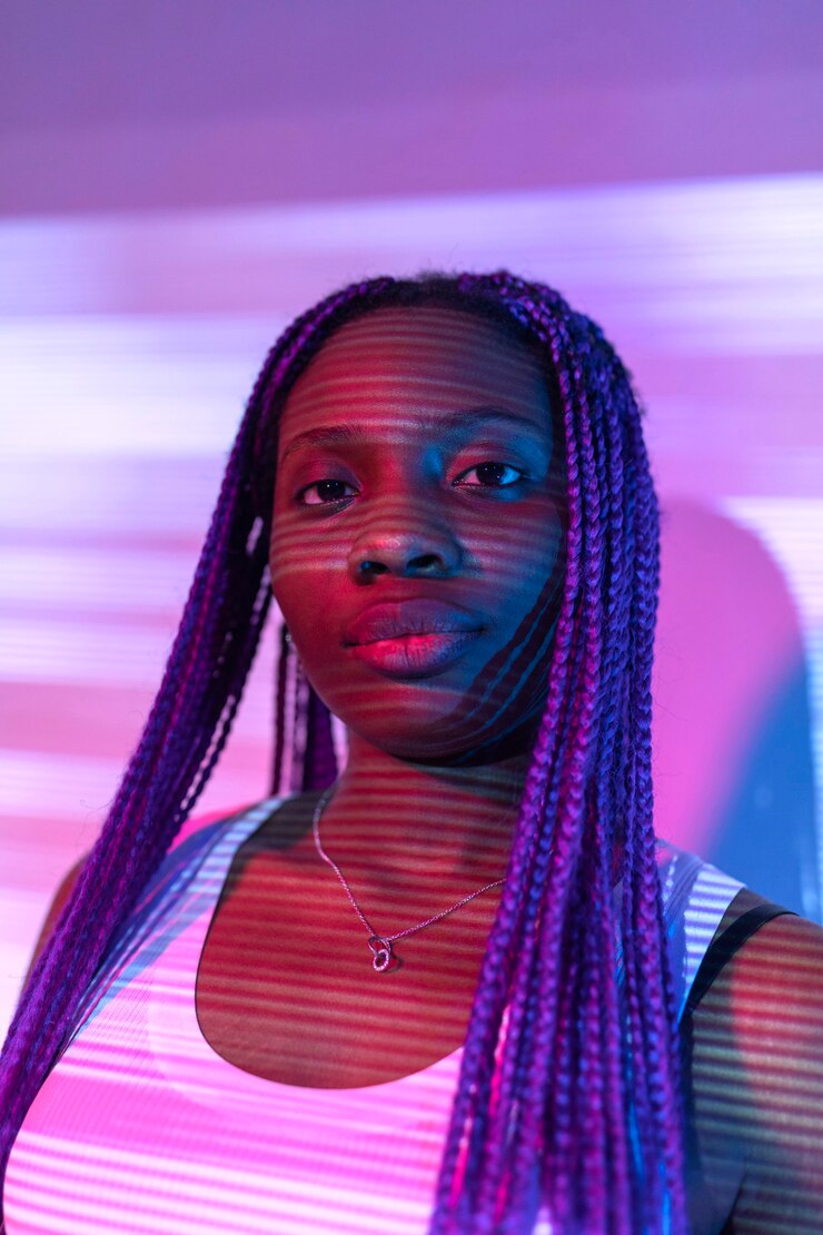 Foto grátis retrato interior de mulher em estilo vaporwave