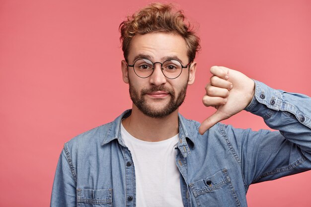 Retrato interno de jovem barbudo com penteado da moda