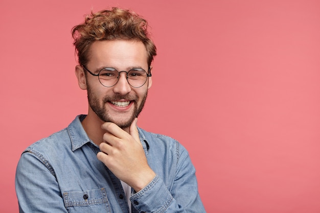 Retrato interno de jovem barbudo com penteado da moda