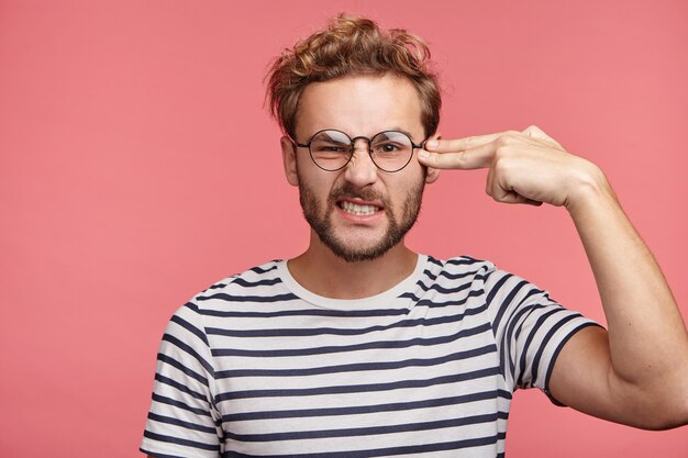 Retrato interno de jovem barbudo com penteado da moda