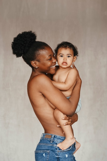 Retrato íntimo da linda mãe segurando seu bebê