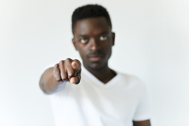 Foto grátis retrato isolado de jovem afro-americano