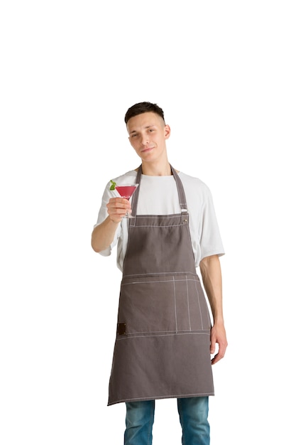 Retrato isolado de um jovem barista ou barman caucasiano com avental marrom sorrindo