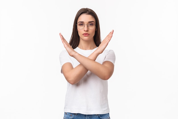 retrato jovem ativista feminina, dizendo não à opressão feminina