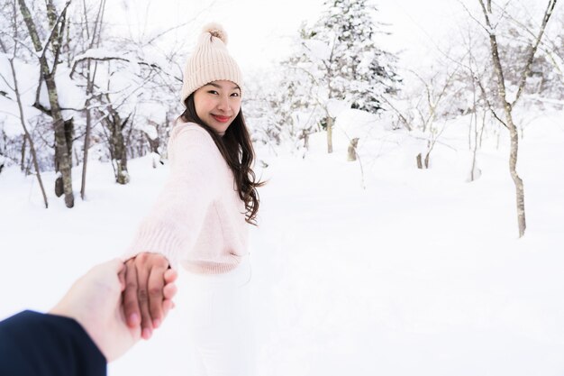 Retrato, jovem, bonito, mulher asian, sorrizo, viagem feliz, e, desfrute, com, neve, inverno, estação