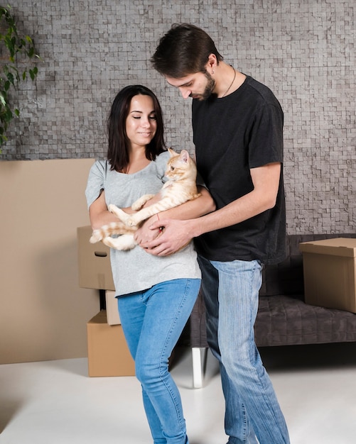 Retrato, jovem, família, segurando, gato