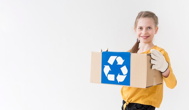 Retrato, jovem, menina, segurando, reciclagem, caixa