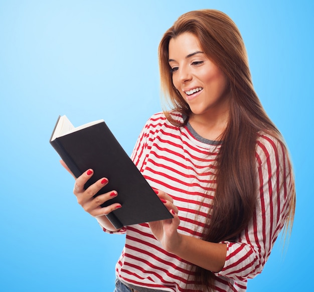 Retrato, jovem, mulher lendo um livro