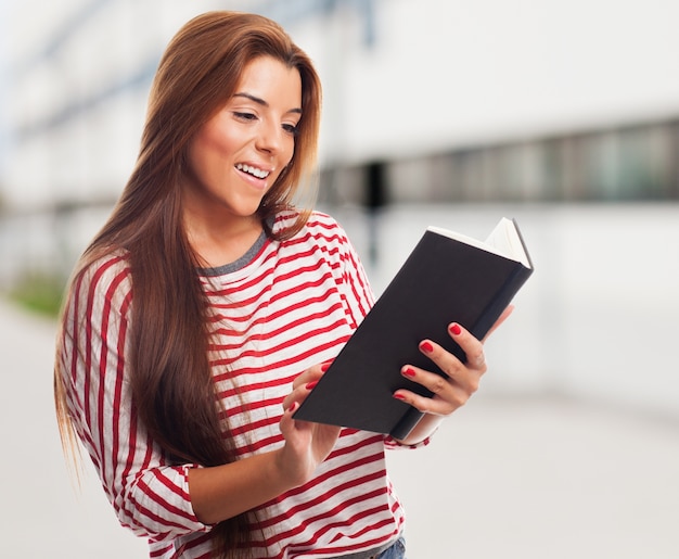 retrato, jovem, mulher lendo um livro