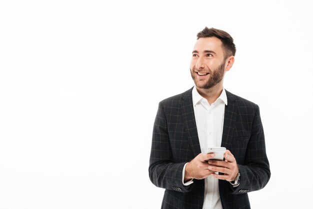 Retrato, jovem, sorrindo, segurando, telefone móvel