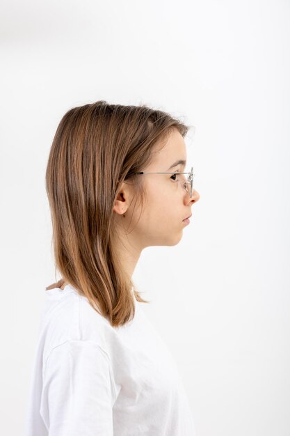 Retrato lateral de menina com óculos isolado em fundo branco