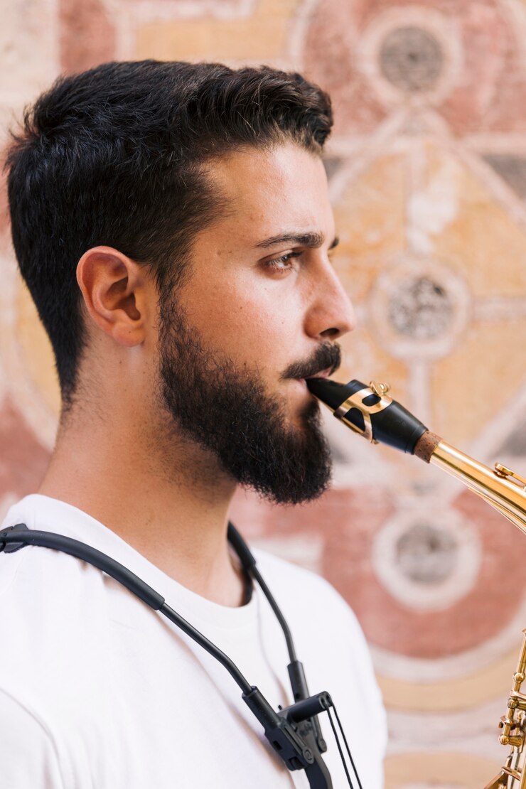 Foto grátis retrato lateral do homem tocando saxofone