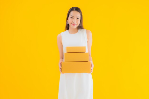 Retrato linda jovem asiática com caixa de pacote