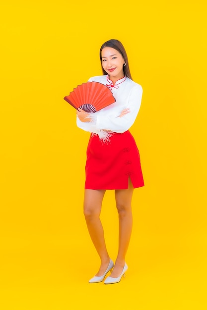 Retrato linda jovem asiática com carta de envelopes vermelhos em amarelo.