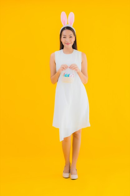 Retrato linda jovem asiática com ovo de páscoa