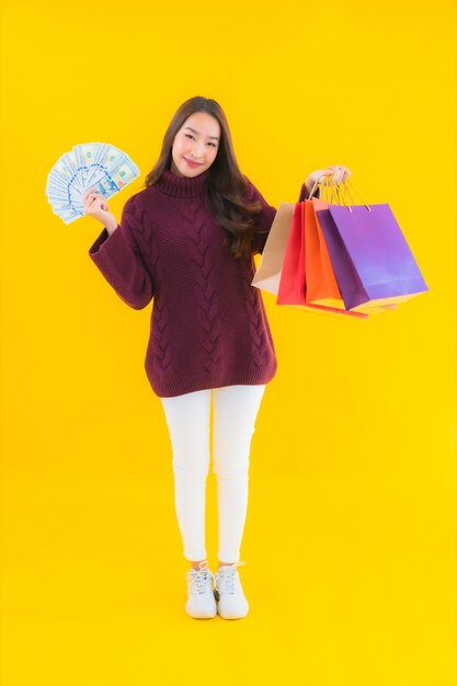 Retrato linda jovem asiática com sacola de compras colorida
