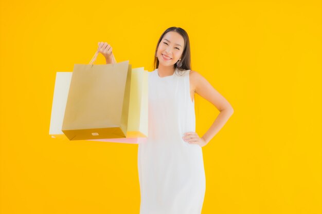 Retrato linda jovem asiática com sacola de compras da loja de departamentos