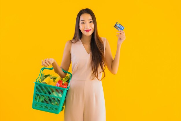 Retrato linda jovem asiática com sacola de compras de supermercado