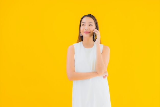 Retrato linda jovem asiática com telefone celular inteligente