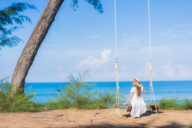 Retrato linda jovem asiática relaxando sorriso balançando ao redor da praia, mar, oceano, para, natureza, viajar, em, férias