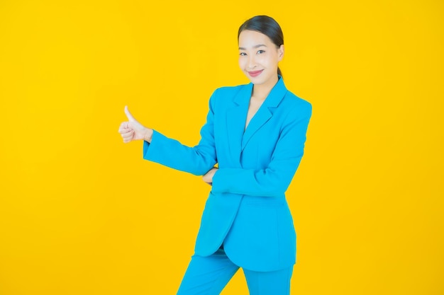 Retrato linda jovem asiática sorrindo em amarelo