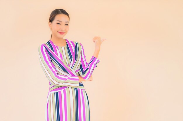 Retrato linda jovem asiática sorrindo relaxando em ação na cor