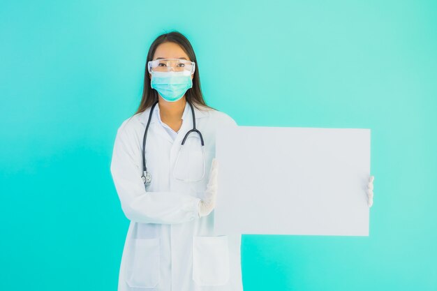 Retrato linda jovem médico asiático mulher com placa de cartão vazia