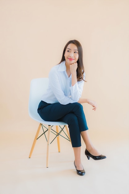 Retrato linda jovem mulher asiática de negócios sentada na cadeira