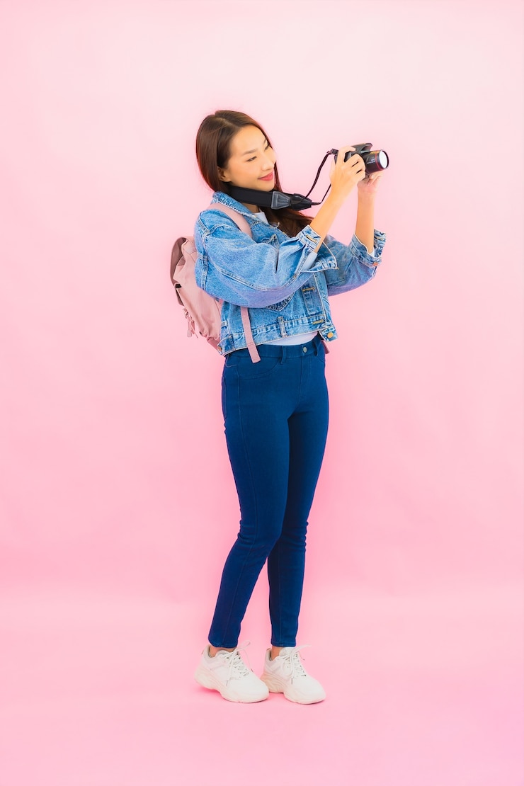 Foto grátis retrato linda jovem mulher asiática mochila ou bagagem com câmera pronta para viajar de férias na parede rosa