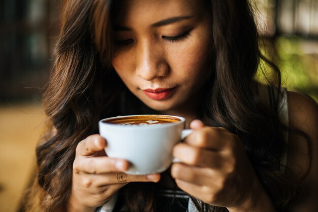 Retrato, mulher asian, sorrindo, relaxe, em, café loja, café