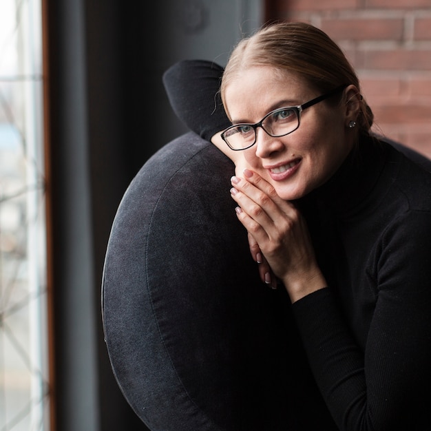 Foto grátis retrato mulher bonita com óculos