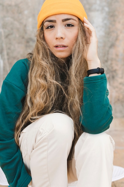 Foto grátis retrato mulher bonita com skate