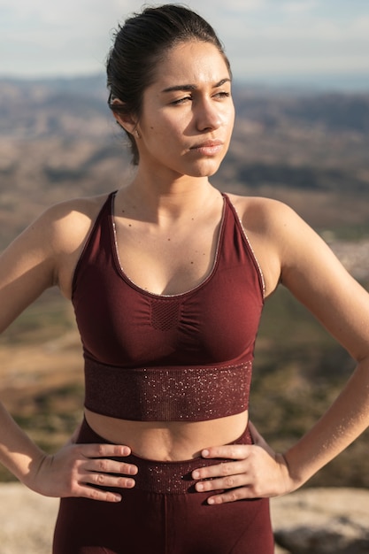 Retrato mulher bonita em férias depois da ioga