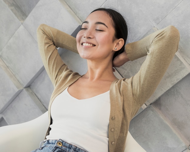 Foto grátis retrato mulher bonita no trabalho de férias