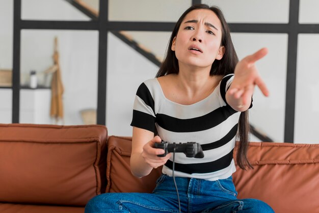 Retrato mulher brincando com joystick