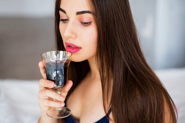 Retrato, mulher jovem, bebendo vinho