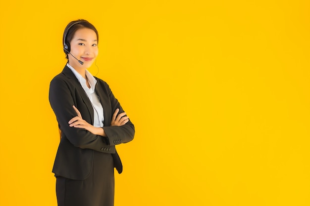 Retrato mulher jovem e bonita negócios asiáticos com fone de ouvido ou fone de ouvido