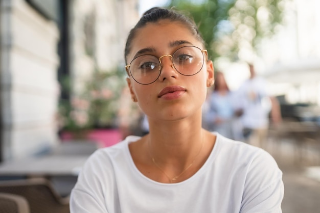 Retrato perto de uma jovem linda na rua