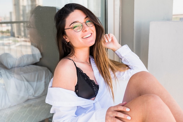 Retrato, relaxado, sorrindo, jovem, mulher