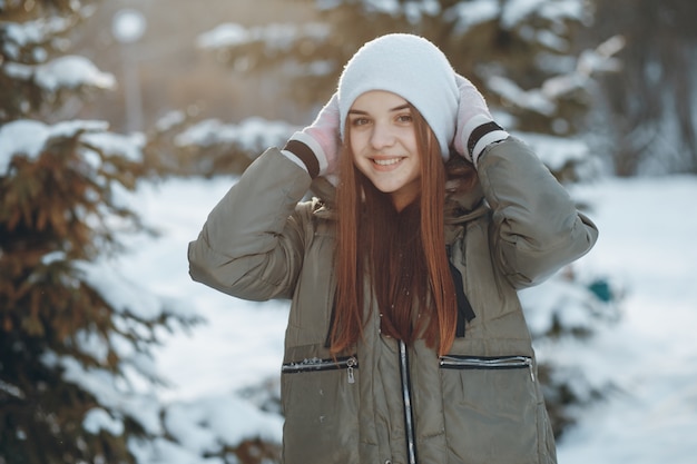 retrato revestimento lábios frio menina