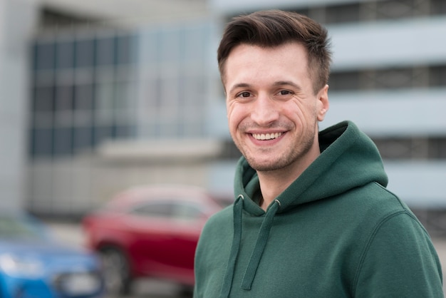 Retrato sorridente homem ao ar livre