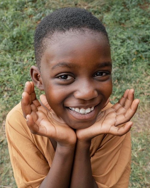 Foto grátis retrato sorridente jovem africano