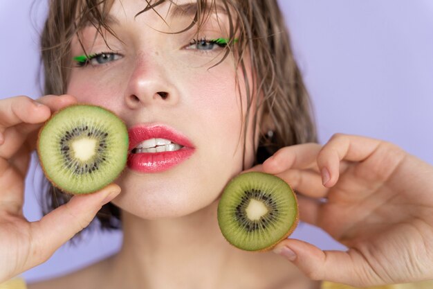 Retrato suculento de jovem mulher