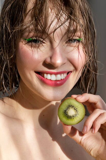 Retrato suculento de jovem mulher